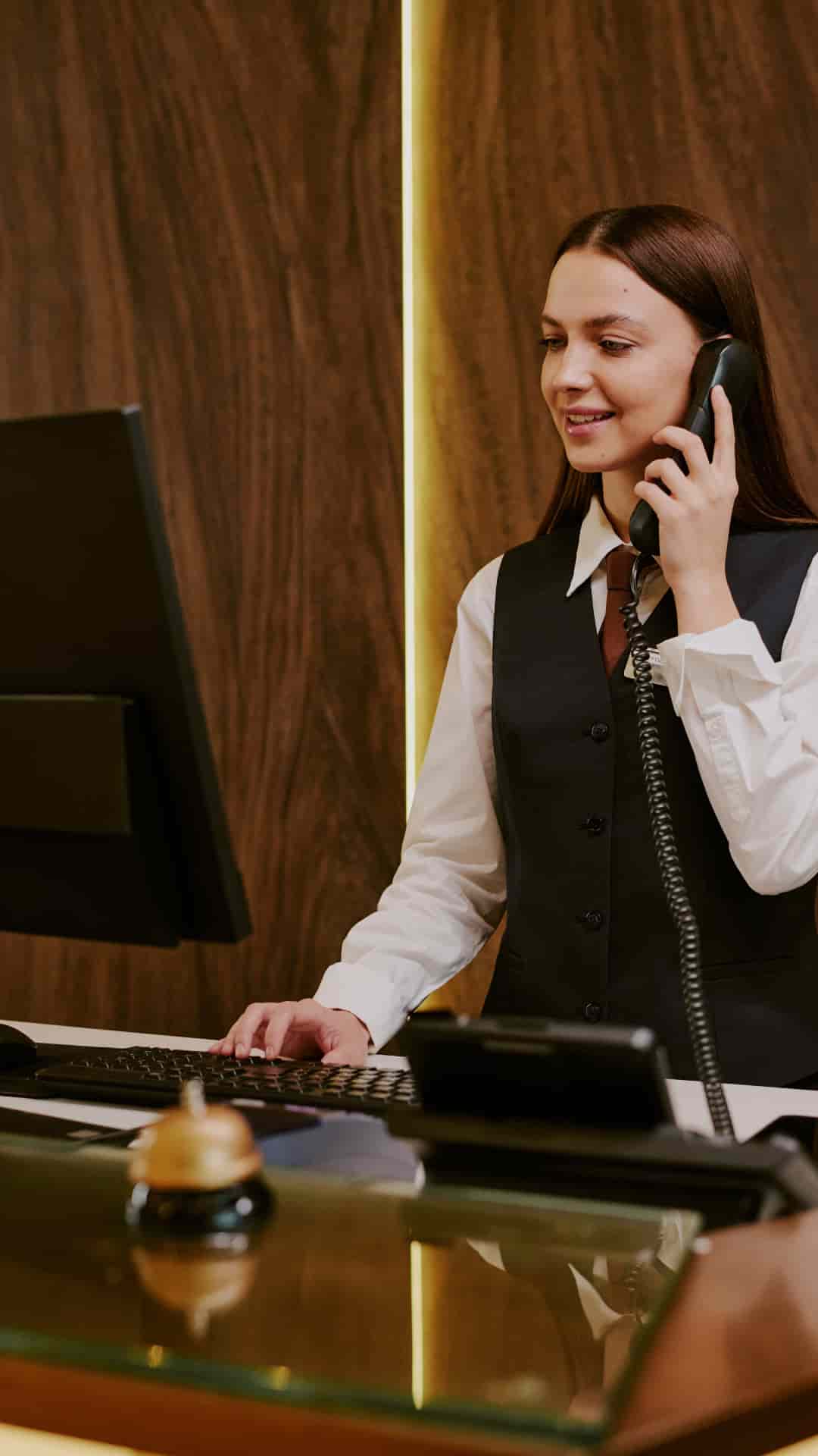 Kontor og service receptionistarbejde